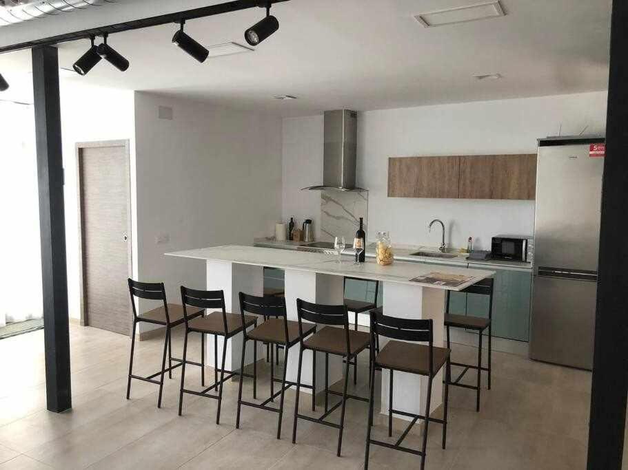 Alojamiento El Pez Casa Con Piscina Climatizada Villafranca de los Caballeros Bagian luar foto